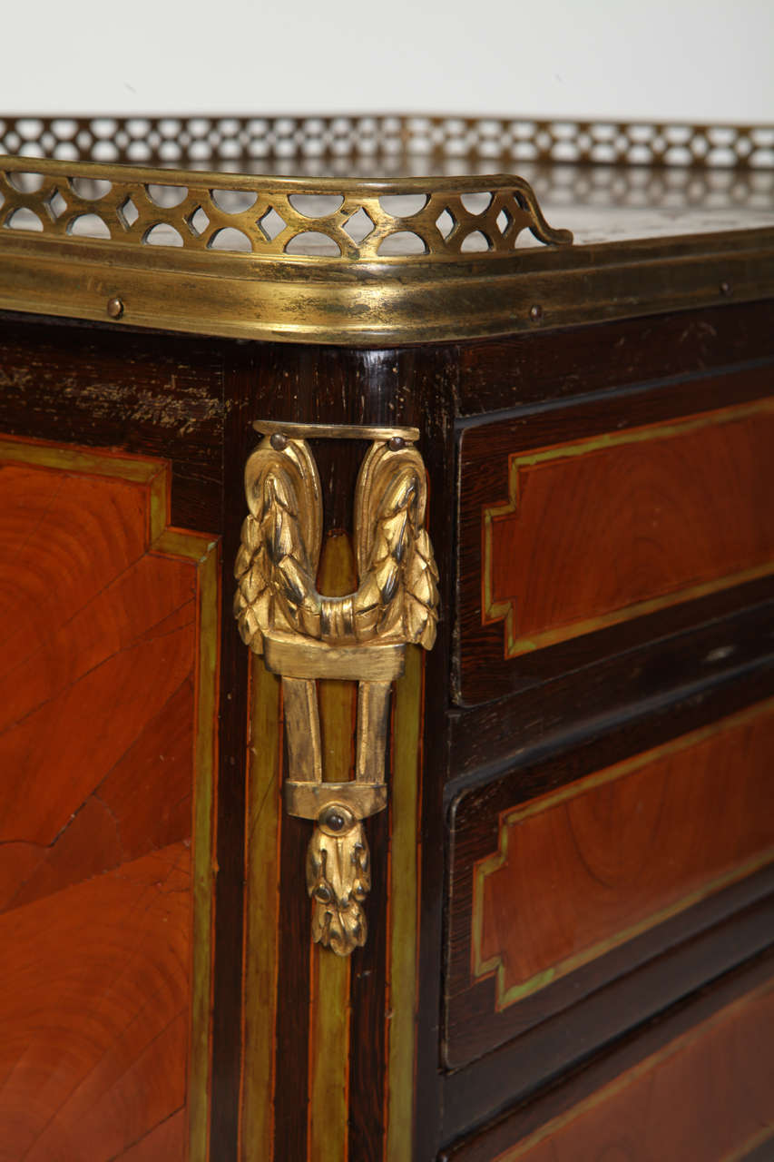Ein feines Französisch   Vergoldete Bronze montiert  „Ecrire“-Tisch (18. Jahrhundert und früher) im Angebot